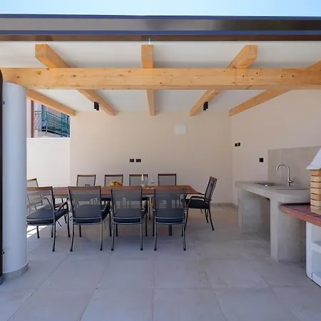 וילה Nimi פולה