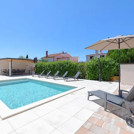 וילה Nimi פולה