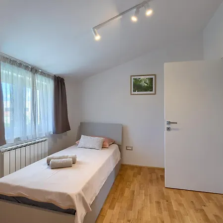 וילה Nimi פולה